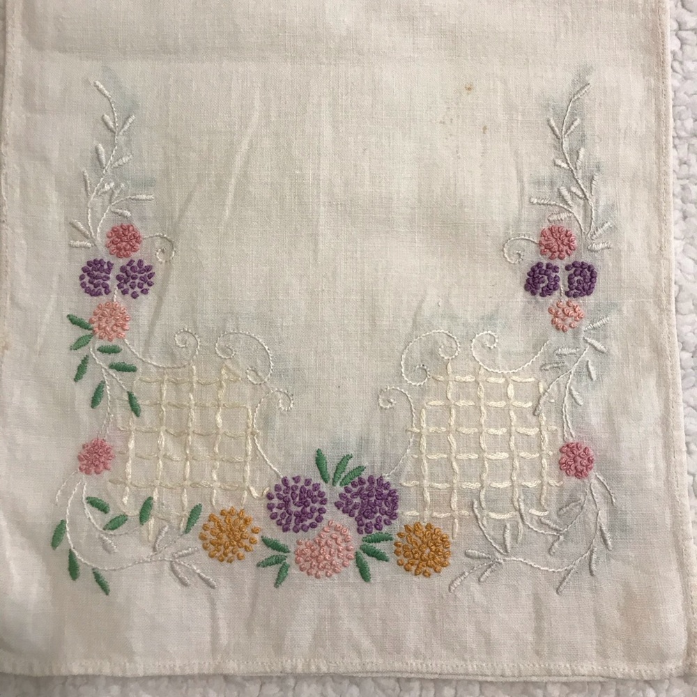 Vintage Hand-Embroidered Linen - Picture 2 of 7